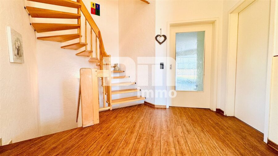 Hochklassiges Einfamilienhaus mit Einliegerwohnung in Bestlage auf großem Traumgrundstück - EG Flur / Diele / Treppenaufgang